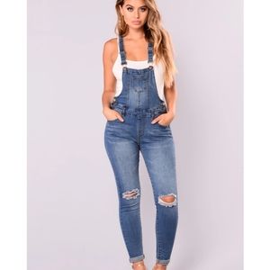 FASHION NOVA - Distressed Skinny Legged Jean Overalls in XS
